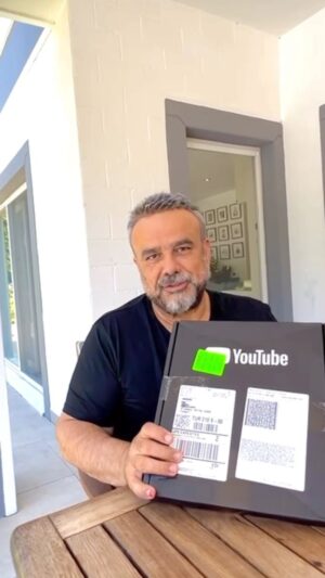 Bülent Serttaş Instagram - Amerika’dan bir plaket geldi.Bakalım neymiş @youtube