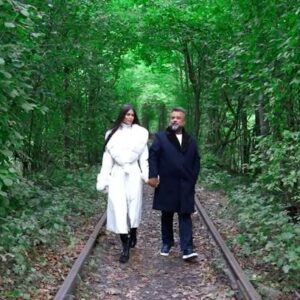 Bülent Serttaş Instagram - Yine çok büyük emekler vererek hazırladığımız ve klibini Ukrayna Aşk Tünelinde çektiğimiz 
yeni şarkımız “Sen Bensiz Nefes Alamazsın” artık size emanet.
Emeği geçen herkese teşekkür ederim 🙏 
Klibin tamamını bio’daki linkten izleyebilirsiniz ✅

#senbensiznefesalamazsın 

*Yapım ➡️ ByBilo’s 
*Prodüktör ➡️ Selvi SERTTAŞ
*Söz / Müzik ➡️ Murat AKINCI
*Aranje ➡️ Hakan SUNUL
*Mix ➡️ Erkan SUNUL 
*Mastering ➡️ Hakan SUNUL
*Klip Yönetmeni ➡️ Selvi SERTTAŞ
*Fotograflar ➡️ Levent ÖZDEMİR 
—————————————

*Menajer ➡️ Nur ÖZTÜRK
*Radyo Pr ➡️ MYPR
*Sosyal Medya ➡️ Decibeldigital 

—————————————-

@bybilos 
@slvserttas 
@hakan_sunul
@erkansunul 
@emilianozapataleather 
@leventozdemirr 
@nuringo 
@myprturkiye 
@decibeldijital
@litvin_marina_ 

Ayrıca Kiev’de gerçekleşen klip çekimlerimiz süresince bize verdiği desteklerden ötürü @gunselgroup Yönetim kurulu başkanı kıymetli dostum Sayın Selami Güner’e teşekkürlerimi bir borç bilirim.
@selami_guner