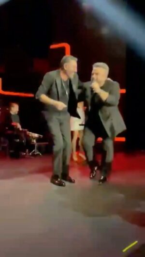 Bülent Serttaş Instagram - Canım kardeşim çok güzel ağırladı beni Sahnede teşekkürler
 ADAM @hakanaltunmusic @cahidepalazzo