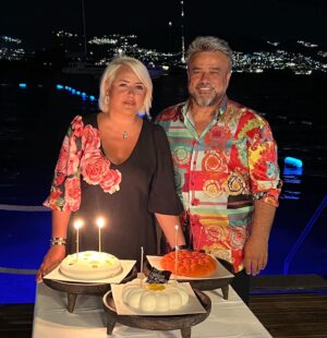 Bülent Serttaş Instagram - Sen gönlümün sahibi,Çocuklarım ANNESİ
Ömrüme ömür kattın,Ömrümün SELVİ’si.
İyiki doğdun iyiki yanımdasın,Nice yaşlara.
