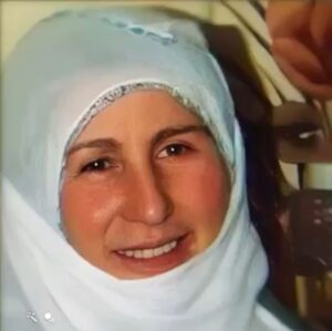 Bülent Serttaş Instagram - #müşerrefserttaş 
ANNE DEMEK…
DÜNYAYA GETİRMEK İSTEYENDİR,
SABREDENDİR.
ANNE YOKLUKTA VAR GİBİ BESLEYENDİR.
ANNE HATA ÖRTENDİR.
ANNE BEKLEYENDİR.
VE ANNE:
CENNETİN ÖN İZLEMESİDİR.
ANNELER GÜNÜNÜZ KUTLU OLSUN…..
  BÜLENT SERTTAS