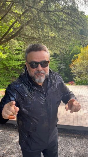 Bülent Serttaş Instagram - Neler Umdum Neler Buldum @hakan_sunul SözMüzik: Kübra Özdemir @antpromedya @bybilos 
https://youtu.be/oPPmTx2-ECE #keşfet #öneçıkar #bodrum #çeşme