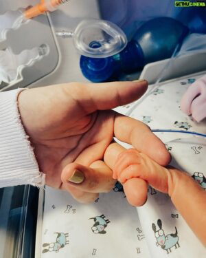Burak Aksak Instagram - herkese iyi bayramlar!

her bayram "daha ilk bayramınızda babanızı ayağınıza getirttiniz köfteler" diye söyleneceğim, sıcak çay kaşığını elinize basmak dahil tüm baba şakalarını yapacağım, zamanında almadığım arsaları pişmanlıkla değil gururla anacağım, "nerde o eski bayramlar" sorusunu sorarak birbirinden gereksiz 72 bayram anısı anlatacağım, tanımadığınız akrabalarınıza bayram ziyaretine götüreceğim, itinayla bayram harçlıklarınıza çökmeye çalışacağım, bayramlık ayakkabılarınızın üstüne ilk ben basacağım, "bayram bayram ne filmi şimdi" sitemlerinize aldırış etmeden godfather izleteceğim, playlistlerinize burun kıvırarak barış manço, grup vitamin ve ferdi tayfur dinleteceğim (sıralama değişebilir.) büyüdüğünüz zaman bayramları bizimle geçirmek istemezseniz sorun etmeyeceğim. ama her günümüzün bayram gibi geçmesi için çok çalışacağım. en çok size iyi bayramlar kızlar.