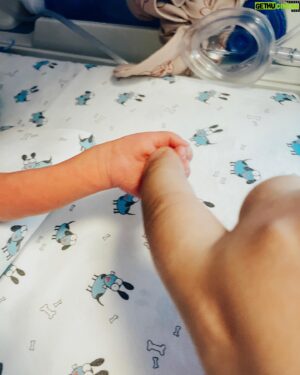 Burak Aksak Instagram - herkese iyi bayramlar!

her bayram "daha ilk bayramınızda babanızı ayağınıza getirttiniz köfteler" diye söyleneceğim, sıcak çay kaşığını elinize basmak dahil tüm baba şakalarını yapacağım, zamanında almadığım arsaları pişmanlıkla değil gururla anacağım, "nerde o eski bayramlar" sorusunu sorarak birbirinden gereksiz 72 bayram anısı anlatacağım, tanımadığınız akrabalarınıza bayram ziyaretine götüreceğim, itinayla bayram harçlıklarınıza çökmeye çalışacağım, bayramlık ayakkabılarınızın üstüne ilk ben basacağım, "bayram bayram ne filmi şimdi" sitemlerinize aldırış etmeden godfather izleteceğim, playlistlerinize burun kıvırarak barış manço, grup vitamin ve ferdi tayfur dinleteceğim (sıralama değişebilir.) büyüdüğünüz zaman bayramları bizimle geçirmek istemezseniz sorun etmeyeceğim. ama her günümüzün bayram gibi geçmesi için çok çalışacağım. en çok size iyi bayramlar kızlar.