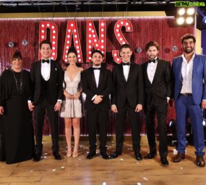 Burak Aksak Instagram - #senkiminledansediyorsun 💃🏻🕺🏻
ben dedim onlar "ekibin sadece bir kısmı" diye. koca yaz mevsimini 6 kare fotoğrafa sığdıramadık haliyle.