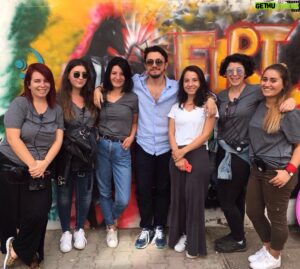 Burak Aksak Instagram - #senkiminledansediyorsun 💃🏻🕺🏻
ben dedim onlar "ekibin sadece bir kısmı" diye. koca yaz mevsimini 6 kare fotoğrafa sığdıramadık haliyle.