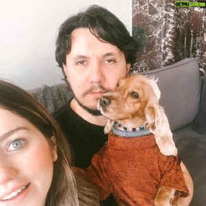 Burak Aksak Instagram - iki aydır evdeyiz ama bayram diye mutlu. sabahın köründe kaldırdı bayramlarıkları giydirdi. ardından evin içinde misafircilik oynadık. 15. dakkada sıkılıp eve dönmek istedim. “bi çay daha için kalkarsınız” diye diye bu saat oldu. daha bunun giderken kapı önünde yapılan sohbeti var. hayır o kapı önü muhabbetinden sonra yine aynı kapıdan içeri gircez bi de. oof oof! mafettin bizi pandemi.