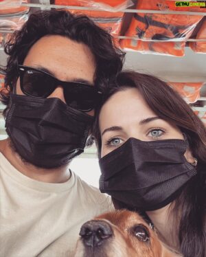 Burak Aksak Instagram - merhaba 37.
yine bir yaş daha yazarak, yatarak ve yayarak geçti. az insan görüldü, uzaktan herkes daha bir özlendi, kimseden nefret edilmedi. (gürültülü beyoğlu geceleri dışında. her sahnesine alakasız müzikler basılan dizi gibi çile çektirdi) bugün itibariyle son bölüm de teslim edildi. yeni bir maceranın ilk adımı atıldı. çünkü 37 daha gelmeden nasıl bir yaş olacağına dair spoiler verdi. yeni hikayeler, yeni insanlar, daha çok hareket, uykusuz geceler, bol şaşkınlık, çok telaş. önüme çıkardığın her engel için teşekkürler 36. eğer bir kez daha görüşme şansımız olursa, “sen git de 26 gelsin" derim muhtemelen. seni daha az sevdiğimden sanma sakın. geçmişi çok özlediğimden.