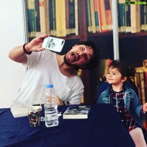 Burak Aksak Instagram - teşekkürler izmir. çok güzel bir hafta geçirdik beraber. çocukla da çocuk oldum, evet. erken 23 nisan kutlaması. #leylailemecnun @kusuratyayinlari