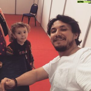 Burak Aksak Instagram - teşekkürler izmir. çok güzel bir hafta geçirdik beraber. çocukla da çocuk oldum, evet. erken 23 nisan kutlaması. #leylailemecnun @kusuratyayinlari
