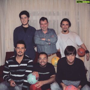 Burak Aksak Instagram - #tbt 2005 - gövde gösterisi seti. “toplu fotoğraf” çekebilmek için filmin bütçesini plastik topa yatırdığımız günler. görüldüğü gibi mizahla ilgimizin olmadığı, gerilim filmi çekmeye çalıştığımız dönemler. eğer kendisini reddetmeseydik belki bu karede haluk bilginer de olacaktı. verilmiş sadakası varmış adamın ya. (biz bunları kitaplarımızda anlattık ————> #evrakkürek )