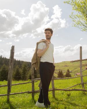 Burak Can Instagram - Uğur😎 #bölüm1 

Yeni yolculuğumuz bu akşam başlıyor. 20.00'de hepinizi @atvturkiye 'de ilk bölümüzü izlemeye bekliyoruz. 
#VermemSeniEllere @vermemsenidizi