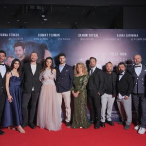 Burak Sarımola Instagram - Kıymetlimiz @karanliktankacisfilm  bugün seyircisiyle buluşuyor.Benim için tam bir cesaret filmi.Büyük kazanimlarim var başta hem yönetmenim hem yapımcım hem de dostum olan @tolgatoga.tr bu film sayesinde tiyatro ya dönmeme vesile olan iyi dost iyi aktör @serhatteoman değerli yapimcilarimiz @tahsin_durkaya  @gulseren_catalbas_akcay değerli ekip arkadaşlarım ve diger emek veren oyuncu arkadaşlarım Ve her projem de tekrar tekrar teşekkür etmem gereken sevgili karım @ozgeoneillsarimola . Sinema iyidir bugün ve bundan sonra her gün 🙏🧿 ve harika takım elbisem için @hermoseofficial çok teşekkürler 🙏 📸 @zehrasaykal