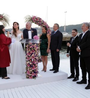 Burak Sergen Instagram - Dün gece hayatımı birleştirdiğim sen GİZEM ! 
Seni herkesten koruyacağım 🌿tertemiz duygularımla sonsuza kadar seveceğim 🌿 elimden ne gelirse yapacağım seni kem gözlerden kıskanç duygulardan uzak tutacağım 🌿 bende saklı duygularla aşkımla saracağım 🌿
ÇÜNKÜ Sen yapmadıklarımda yazmadıklarımda saklısın hoşgeldin hayatıma 💫