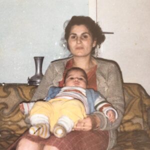 Burak Sevinç Instagram - #tbt 32 yıllık yıpranmış fotoğraftan alınan bir kare😊 Ben ve benim her şeyim,ilk aşkım,güzeller güzeli canım annem❤️ Seni çok seviyorum!