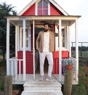 Burak Sevinç Instagram - Canım @ezgieyubogluu ‘nun klip çekiminden bir #tb olsun😉 Bu arada tiny house kadar bi insanım,EVET! 😅
Tabi ki benim de arkadaşlarıma teşekkürlerim var, beni bu güne hazırladıkları için☺️😘

Styling: @sidikabal_ 
Fotographer: @kursadkarakus 

Gözlük: @atillamutlu & @difashionbranding
Takılar: @tyran
Ayakkabı: @ilvi_official
Kombin: @geco_store