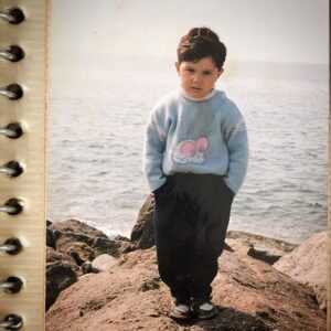 Burak Sevinç Instagram - #tbt mi var? Peki😊  Sanırım 2,5-3 yaşlarımdayım,bilmiyorum anneme sormam lazım☺️ Anlamadığım şey; bu neyin ciddiyeti arkadaşım? Çocuksun sen,kendine gel!🤨 Baktıkça şiştim vallahi😂  #fareliköyünkavalcısı