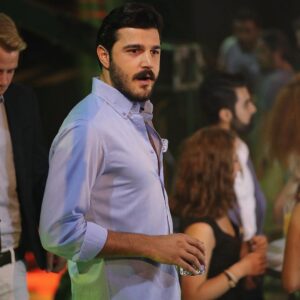 Burak Sevinç Instagram - Hahahahah internette gördüğüm bir yazı, ‘cuk’ oturdu bu fotoğrafa😂  Yazının sonu çok güzel🤣 #dönersesenindir “Tıpkı bir aslan gibi, hedefe kitlenin.
Yani tabii önce bir hedefiniz olsun. Ona doğru dengeli ve emin adımlarla yaklaşın.

Ürkütmeden...
Ama güçlü...
Aslanlar gibi... (Not: "Sadece erkekler mi çevrelerine salak salak bakar?" sorusunu es geçmiş değilim. Onu da yazacağım) 😉