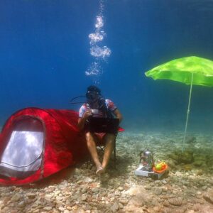 Burak Sevinç Instagram - 5 çayına beklerim,tavşan kanı🤣 photograpy @onder_diver  #scubadiving #sea #camping #bubbles #lifeisgood