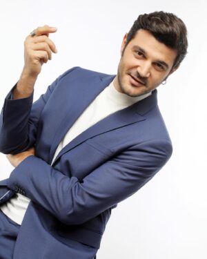 Burak Sevinç Instagram - Fotoğraftaki gibi bir sunucu edasıyla teşekkürlerimi sunarım🤣 Ellerinize sağlık🙏 ❤️ Photo.: @barisacarli
Styling: @mustafacolak
Make up\hair : @utkuagagil
Studio : @burkia
Basın danışmanı: @yesimzgn
@alliletisim
