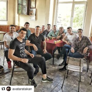 Burak Sevinç Instagram - #Repost @avataratakan (@get_repost)
・・・
Gecen yine kahvedeyiz okey oynuyoruz iki okeyde bende bosta ;))) Bu kardeslerin hepsi candan yanlisa dusersen ayilamazssin şamardan :)
Semt bizim ev kira ama  kahvede misafiriz 👊👊👊 #avataratakan #pasa