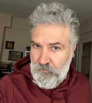 Burak Tamdoğan Instagram - BİR GÜN SABAH SABAH

Bir gün sabah vakti kapıyı çalsam, 
Uykudan uyandırsam seni: 
Ki, daha sisler kalkmamıştır Haliçten. 
Vapur düdükleri ötmededir. 
Etraf alacakaranlık, 
Köprü açıktır henüz. 
Bir gün sabah sabah kapıyı çalsam...

Yolculuğum uzun sürmüş oldukça
Gece demir köprülerden geçmiştir tren. 
Dağ başında beş on haneli köyler, 
Telgraf direkleri yollar boyunca 
Koşuşup durmuş bizle beraber.

Şarkılar söylemişim pencereden, 
Uyanıp uyanıp yine dalmışım. 
Biletim üçüncü mevki, 
Fakirlik hali. 
Lületaşından gerdanlığa gücüm yetmemiş, 
Sana Sapancadan bir sepet elma almışım..

Ver elini Haydarpaşa demişiz, 
Vapur rıhtımdadır pırıl pırıl, 
Hava hafiften soğuk, 
Deniz katran ve balık kokulu 
Köprüden kayıkla geçmişim karşıya, 
Bir nefeste çıkmışım bizim yokuşu...

Bir gün sabah sabah kapıyı vursam, 
-Kim o ? dersin uykulu sesinle içerden. 
Saçların dağınıktır, mahmursundur. 
Kimbilir ne güzel görünürsün sevgilim, 
Bir gün sabah vakti kapıyı çalsam, 
Uykudan uyandırsam seni, 
Ki, daha sisler kalkmamıştır Haliçten. 
Fabrika düdükleri ötmededir.

Turgut Uyar