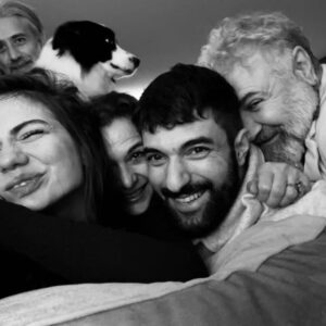 Burak Tamdoğan Instagram - Kalp ısıtan dostlar. ❤️

@demetozdemir @@enginakyurek
 @hatisaslan @ahmetkayimtu 
ve Luka