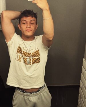 Burak Temiz Instagram - Yine bir terazi kararsızlığıyla seçemeyip hepsini kaydırmak... 
Ha bu arada en güzel fotoğraflar kafe tuvaletinin aynasında çekilirmiş 🤷🏼‍♂️😂