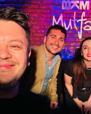 Burcu Gönder Instagram - Dün üçüncü oyunumu oynadım. Daha önce aklımda stand up yapmak yokken bana bir yıl önce bunun hayalini kurduran ve cesaretini veren canım arkadaşım @salihaksu ‘ya Hikayemi birlikte yazarken çok eğlendiğimiz ve gülme krizlerine girdiğimiz benim canım @erkanyus ‘ a 20 yıldır her daim yanımda olan ve oyunlarımın Mc’liğini yaparak bana destek veren canım arkadaşım @gulhantekin ‘e çok teşekkür ederim. Yıllar sonra oyunculuğa başladığım yerde yani evimde tekrar sahneye çıkmakta benim için gurur vericiydi. @bkmmutfakcomedyclub