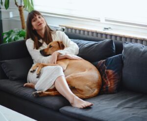 Büşra Çam Instagram - Ev günlükleri ;
Tüm gün pijamayla gezme özgürlüğü
Hiçbir acelemiz olmamasının verdiği huzur
Her gün evde beraber yapılan sağlıklı yemeklerimiz
İnternetten ev konforunda yapılan sporlar
Susmayan whatsapp grupları 
Kucakta yatan Kahve Bey ve paçama girmiş patisi💙