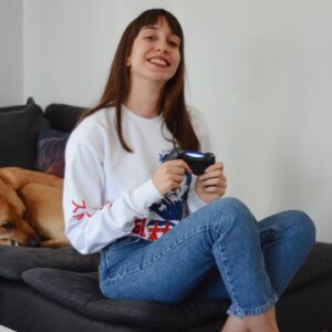 Büşra Çam Instagram - Kendimi bildim bileli oyun canavarıyım,kıyamet senaryolu oyunlardan Sims’te yuva kurmalara kadar geniş bir skalaya sahibim🤓 ama indirime girmeden de hiç oyun almam 2-3 yıl beklerim 🤣 Şu ara Spiderman’e başladım 🕷 bu arada poz verirken hırsızlardan dayak yedim... 3. Fotoğrafta olan bu.