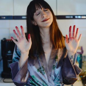 Büşra Çam Instagram - Evden hiç çıkmadığımız şu günlerde sanırım zamanımın p’i mutfakta geçiyor. Spor, yemek, Netflix üçgeninde geçen bu günlerimde bari roka salatamla mutfak maceramı paylaşayım dedim.
Yana kaydıra kaydıra bakınız efendim.
Tarif;
🔪 1 pancarı dilim dilim kes ve haşla
🥬 1 demet rokayı yıka kes hazırla
🧀 Üzerine ceviz ve birazcık vegan peynir ya da keçi peyniri rendesi
🧂Tuz , zeytinyağı, limon , nar ekşisi

Karın doyurmaz belki ama çok lezzetli 😋