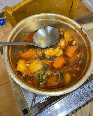 Byun Young-joo Instagram - 이것은 병어찌개다. 전주의 향리. 사장님댁에 입양되고 싶다