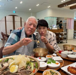 Byun Young-joo Instagram - 더운 여름 안부 인사. 저는 잘 버티고 식물들도 잘 버티고 2호 아보카도는 잎을 피우고 있으며 작은 올리브 나무의 가지치기에 대해 고민중입니다. (전문가의 의견 환영) 아버지와 언니를 모시고 은평의 자랑 서관면옥을 다녀왔고 그리고 이제 8월이면 그렇습니다. 서울국제여성영화제가 열리는 달입니다.  잘 버텨요 우리.