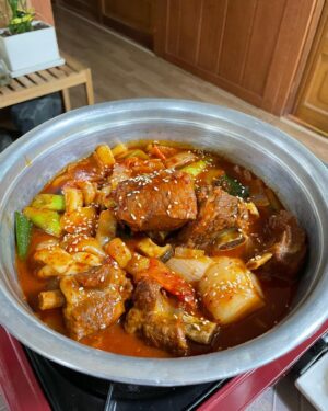 Byun Young-joo Instagram - 요즘 나의 놀이동산이자 아울렛인 고양의 화훼마트. 홍콩야자와 남천, 올리브를 새 식구로. 그리고 아보카도 씨앗은 한달이 지나면 저렇게 뿌리가… 일하다 우연히 가게 된 당진. 이름처럼 맛있었던 “가보자맛집”의 등갈비찜. 그리고 면천창고의 커피… 작년촬영의 흔적.