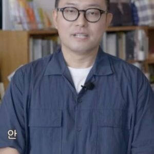 Byun Young-joo Instagram - 앞의 원고를 보며 딱딱하게 말하는 AI 주과장(왜 과장인지는 본방에서 확인해주세요)과 봉여명님. 9월27일 차이나는클래스플러스 유투브에서.