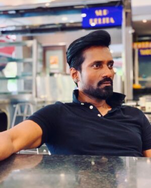 C. Kumaresan Instagram - If you want to be strong learn to fight alone .... it takes nothing to join the crowd ,it takes everything to stand alone .... saja je qoute of the day untuk solo pic 😁 happy sunday everyone ❤️