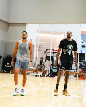 CJ McCollum Instagram - Target practice with a legend. Been about 7 years since we got a workout in together 7. Appreciate the work brotha and glad to see you still training like it’s pre draft 🤝. The left hand Hesi pull up trey is a shot I stole a long time ago. Been about a decade. A lot has changed since we first met @cbrickley603 . Glad to see everything going well for you. The work is undefeated 🤝 
📷/ @nextsubject