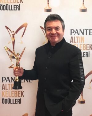 Çağlar Çorumlu Instagram - Beni bu ödüle 2. kez layık gören tüm okur ve izleyicilerimize  çok teşekkür ederim. Sevgi ve saygılarımla..