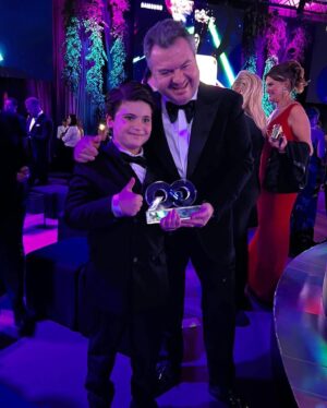 Çağlar Çorumlu Instagram - Beni bu ödüle layık gören herkese, menajerim @rendaguner e, seyircimize ve @gqturkiye ailesine tekrar çok teşekkür ederim.
#gqmoty gecesi @gqturkiye 
Takım : @faruksaracofficial @orhunfaruksarac 
Styling : @onurgurbuz