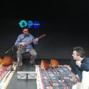 Çağlar Çorumlu Instagram - Sahnemiz @tiyatrops un ilk konserini canım abim @erdalerzincan ın muhteşem  5 bağlama konseriyle gerçekleştirdik.inanılmazdı.ve sonra bu unutulmaz geceye,o güzel sesiyle,güzel gönlüyle @mercanerzincan dahil oldu.onlar hep çalıp söyleseler,biz de dinlesek.sahnemizin ilk konserinde,tiyatromuzun açılışının 20. gününde,babamın 67. doğum gününde;desteğiniz,dostluğunuz,gülenyüzünüz ,verdiğiniz cesaret  ve yaşattığınız bütün duygular için çooook teşekkür ederim.iyi ki varsınız .sevgi,dostluk ve muhabbet ile🙏❤️🌹😘