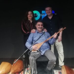 Çağlar Çorumlu Instagram - Sahnemiz @tiyatrops un ilk konserini canım abim @erdalerzincan ın muhteşem  5 bağlama konseriyle gerçekleştirdik.inanılmazdı.ve sonra bu unutulmaz geceye,o güzel sesiyle,güzel gönlüyle @mercanerzincan dahil oldu.onlar hep çalıp söyleseler,biz de dinlesek.sahnemizin ilk konserinde,tiyatromuzun açılışının 20. gününde,babamın 67. doğum gününde;desteğiniz,dostluğunuz,gülenyüzünüz ,verdiğiniz cesaret  ve yaşattığınız bütün duygular için çooook teşekkür ederim.iyi ki varsınız .sevgi,dostluk ve muhabbet ile🙏❤️🌹😘