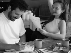 Çağrı Çıtanak Instagram - Date Idea : Study together🧡

Bir süredir @ecenglish ‘in online programı @eclive.online ile İngilizcesini anadil haline getiriyor Çağrı. Bizde adettir birimiz bir şey yapınca diğeri muhakkak bir yerinden dahil olur, tutar bir köşesinden🤓 Konu dil ve konuşmak olunca hele ki ingilizce olunca ben hemen dahil oldum tabi, birlikte bu konuda çok şey yapar olduk. Bu bir tavsiyedir, özellikle dil öğrenmekten korkan, geç kaldığını düşünen, daha önce bir hüsrana uğramış her dilzede için :) Çünkü aslında başlamanın ne yaşı, ne zamanı var! Başlamak şimdi hemen 🤍

Bu fotoğraflar da biz ders çalışırken boş durmayıp eline hemen kamerasını alıp, bir ders saatini bile fotoğraf çekimine çeviren Sekomuz tarafından bize hediye edildi. Madem böyle güzel bir anımız oldu, biz de sizinle paylaşalım istedik! @serkanozturk___ 🤍 

#reklam