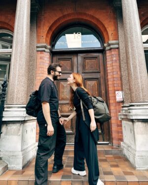 Çağrı Çıtanak Instagram - Date Idea : Grow together , learn together , walk all the way together ! 🧡 Birinci fotoğraf yıllardır hayalini kurduğum ve bugün 1. Ayını tamamladığım RADA’nın kapısının önünde Çağrı beni okuldan aldığında çekildi. 2. Fotoğraf da bu sabah Çağrı’yı @eclondon_uk e ingilizce eğitimine bıraktığımda ve seviye atladığını öğrendiğimizde çekildi. İkimiz de ilk ayımızı tamamladık. Birlikte, birbirimize destek olarak. Bence bu bir kutlamayı hak ediyordu, bizi kutlamak istedim. @ctnkcgri 

Nolur nolmaz #reklam