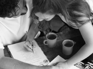 Çağrı Çıtanak Instagram - Date Idea : Study together🧡

Bir süredir @ecenglish ‘in online programı @eclive.online ile İngilizcesini anadil haline getiriyor Çağrı. Bizde adettir birimiz bir şey yapınca diğeri muhakkak bir yerinden dahil olur, tutar bir köşesinden🤓 Konu dil ve konuşmak olunca hele ki ingilizce olunca ben hemen dahil oldum tabi, birlikte bu konuda çok şey yapar olduk. Bu bir tavsiyedir, özellikle dil öğrenmekten korkan, geç kaldığını düşünen, daha önce bir hüsrana uğramış her dilzede için :) Çünkü aslında başlamanın ne yaşı, ne zamanı var! Başlamak şimdi hemen 🤍

Bu fotoğraflar da biz ders çalışırken boş durmayıp eline hemen kamerasını alıp, bir ders saatini bile fotoğraf çekimine çeviren Sekomuz tarafından bize hediye edildi. Madem böyle güzel bir anımız oldu, biz de sizinle paylaşalım istedik! @serkanozturk___ 🤍 

#reklam