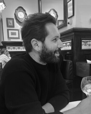 Çağrı Çıtanak Instagram - Peki! Biraz sosyal medya kullanmayı deniycem. Bir süre pes etmeden devam edicem. Boomer dedelerden olmak istemiyorum. Bu fotoğraflar geçen seneden ‘belki paylaşırım’ diye kenara attıklarım. Eskileri bitiriyorum ki yenilere yer açılsın. 
MUTLU YILLAR! ✌🏿
