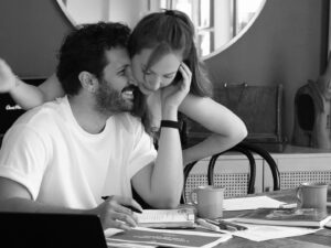 Çağrı Çıtanak Instagram - Date Idea : Study together🧡

Bir süredir @ecenglish ‘in online programı @eclive.online ile İngilizcesini anadil haline getiriyor Çağrı. Bizde adettir birimiz bir şey yapınca diğeri muhakkak bir yerinden dahil olur, tutar bir köşesinden🤓 Konu dil ve konuşmak olunca hele ki ingilizce olunca ben hemen dahil oldum tabi, birlikte bu konuda çok şey yapar olduk. Bu bir tavsiyedir, özellikle dil öğrenmekten korkan, geç kaldığını düşünen, daha önce bir hüsrana uğramış her dilzede için :) Çünkü aslında başlamanın ne yaşı, ne zamanı var! Başlamak şimdi hemen 🤍

Bu fotoğraflar da biz ders çalışırken boş durmayıp eline hemen kamerasını alıp, bir ders saatini bile fotoğraf çekimine çeviren Sekomuz tarafından bize hediye edildi. Madem böyle güzel bir anımız oldu, biz de sizinle paylaşalım istedik! @serkanozturk___ 🤍 

#reklam