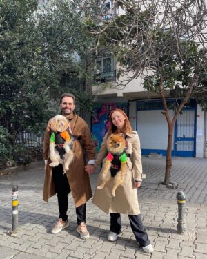 Çağrı Çıtanak Instagram - Peki! Biraz sosyal medya kullanmayı deniycem. Bir süre pes etmeden devam edicem. Boomer dedelerden olmak istemiyorum. Bu fotoğraflar geçen seneden ‘belki paylaşırım’ diye kenara attıklarım. Eskileri bitiriyorum ki yenilere yer açılsın. 
MUTLU YILLAR! ✌🏿