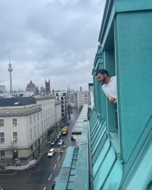Çağrı Şensoy Instagram - Memnun oldum Berlin 🫡. 
Ve tabii @titanichotelsberlin 🔆
@emelelifbuber 🫶