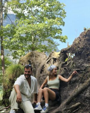 Çağrı Şensoy Instagram - Mutluyken saymazsın .
Dünya güneşin yörüngesinde bir kez dönmüş 
Bende senin ;
kutlu olsun sevgilim ….
🤍 @busearsslan